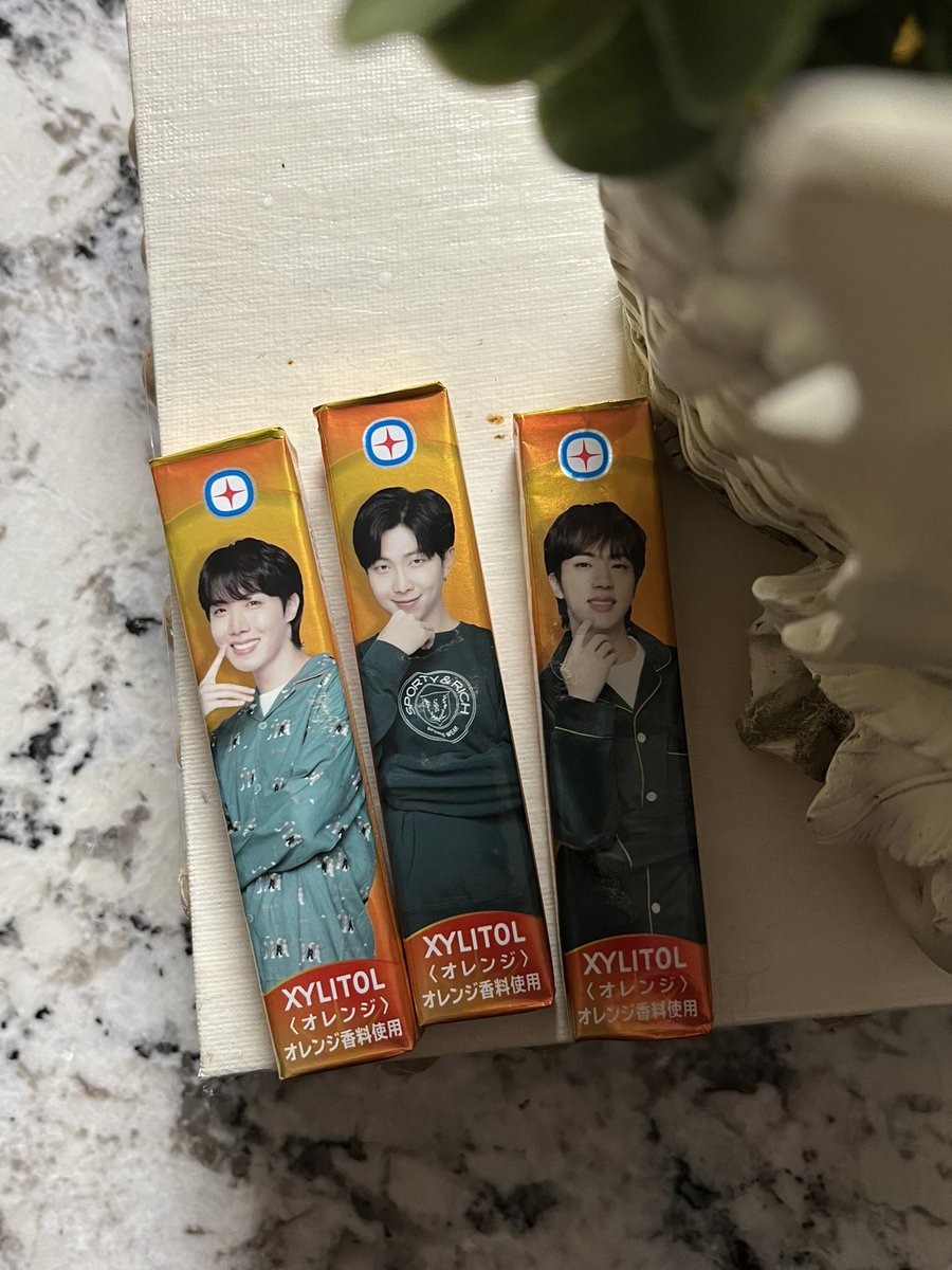 se acuerdan que en la tienda coreana de aquí venden xylitol con la imagen de los chicos??? poco a poco voy teniéndolos a todos, lloro (no creo poder comérmelos nunca jdkkfkdl)