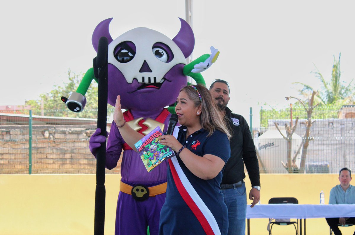 ¡El #ViillanoRobadatos llega a #Nayarit! 😈🇲🇽
Los Comisionados del <a href="/ItaiNayarit/">ITAI Nayarit</a>, nos invitaron a platicar con alumnos de la Escuela Secundaria "Emiliano Zapata", sobre Protección de #DatosPersonales y ayudar a los chicos a navegar seguros en el ámbito virtual.