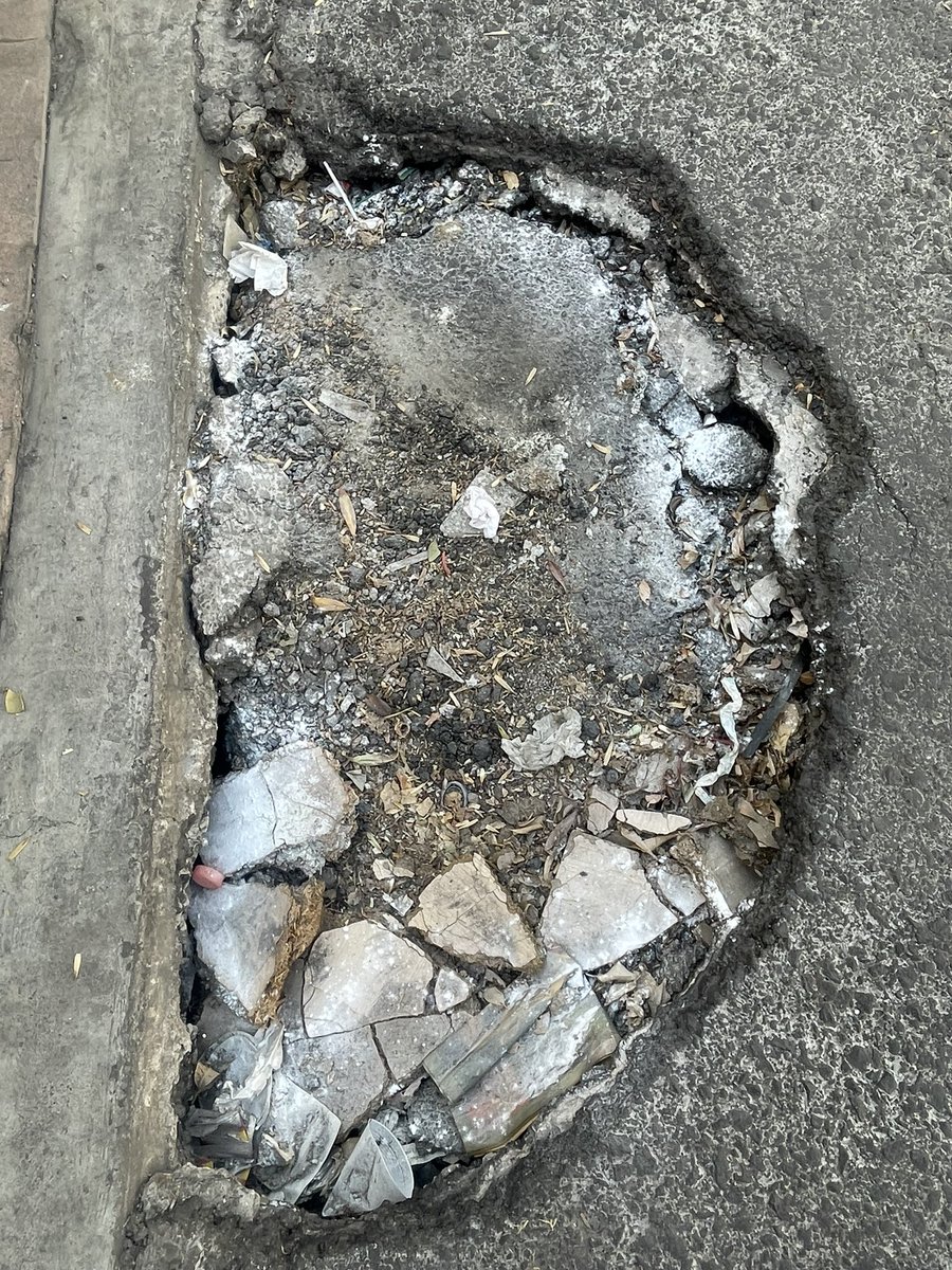 anniprincesss's tweet photo. Hola !! Solicito de su apoyo @OlaMHmx @AlcaldiaMHmx para tapar este socavón que se está haciendo en Cda de la calle 6 frente al #12 Deportiva Pensil entre Ginebra y Legaria https://t.co/0M70IU86cB