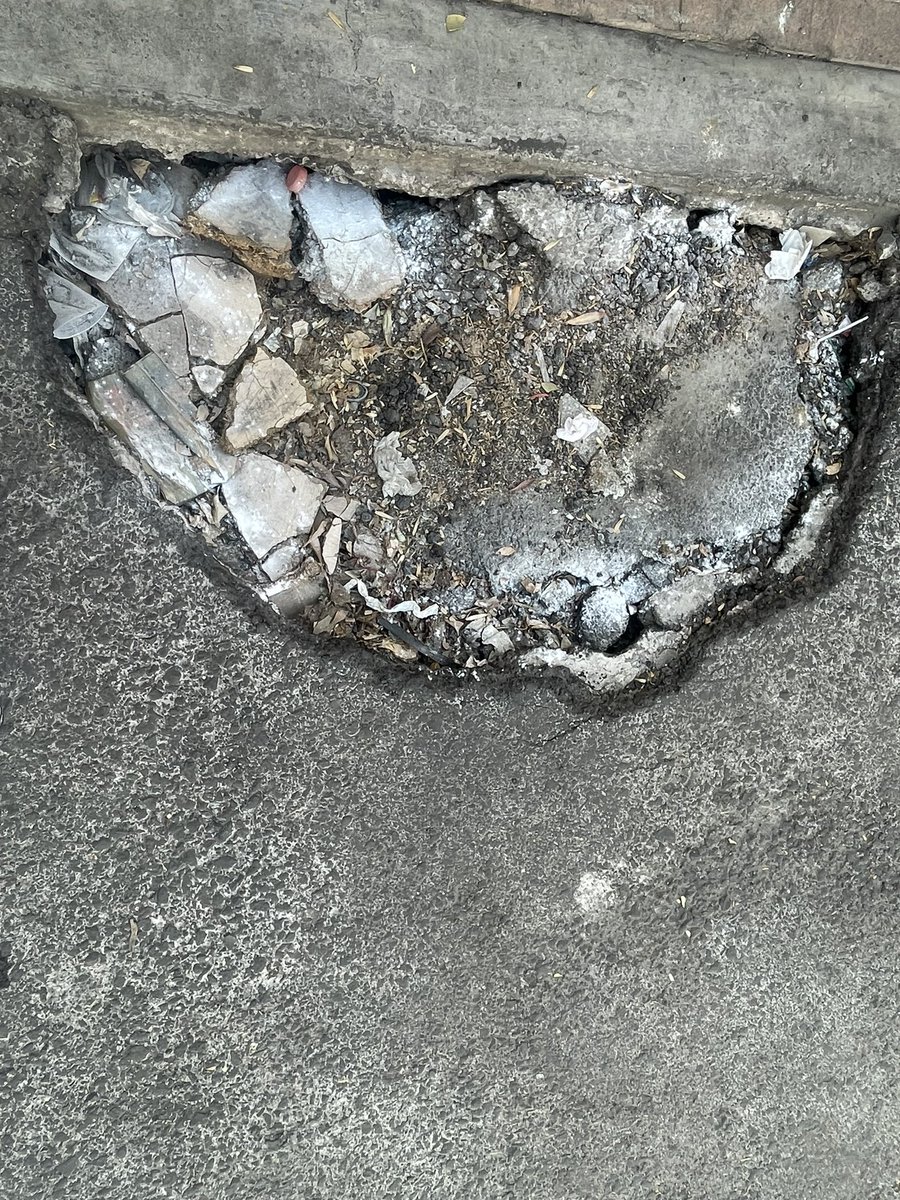 anniprincesss's tweet photo. Hola !! Solicito de su apoyo @OlaMHmx @AlcaldiaMHmx para tapar este socavón que se está haciendo en Cda de la calle 6 frente al #12 Deportiva Pensil entre Ginebra y Legaria https://t.co/0M70IU86cB