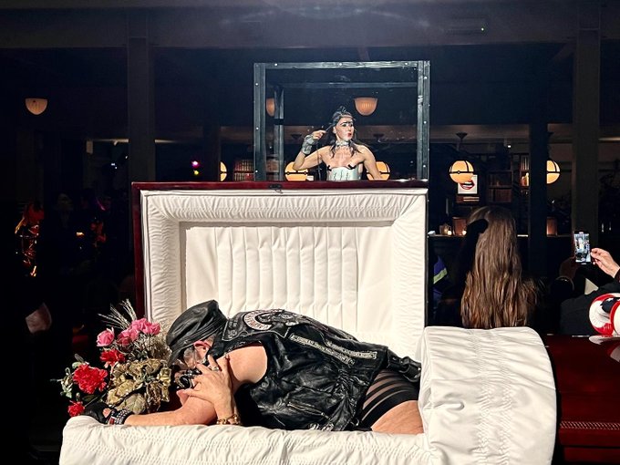 It's so nice when U get to try some new romantic kink. Making out &amp; dry humping in a COFFIN w my partner<a href="/tag/exhibita"class="tags"><span>#exhibita</span></a>