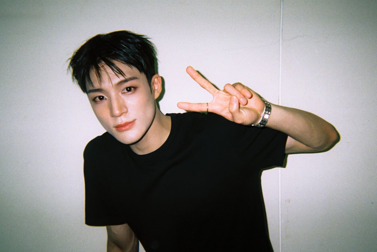 NCTJONJENG's tweet photo. ㅤ
The day when sadness and happiness become one. Thank you for being in this world giving your light to everyone. The strong bond of friendship you make for the people around you. Happy Birthday, Jeno!! 
ㅤ https://t.co/PTMZ7l9u40