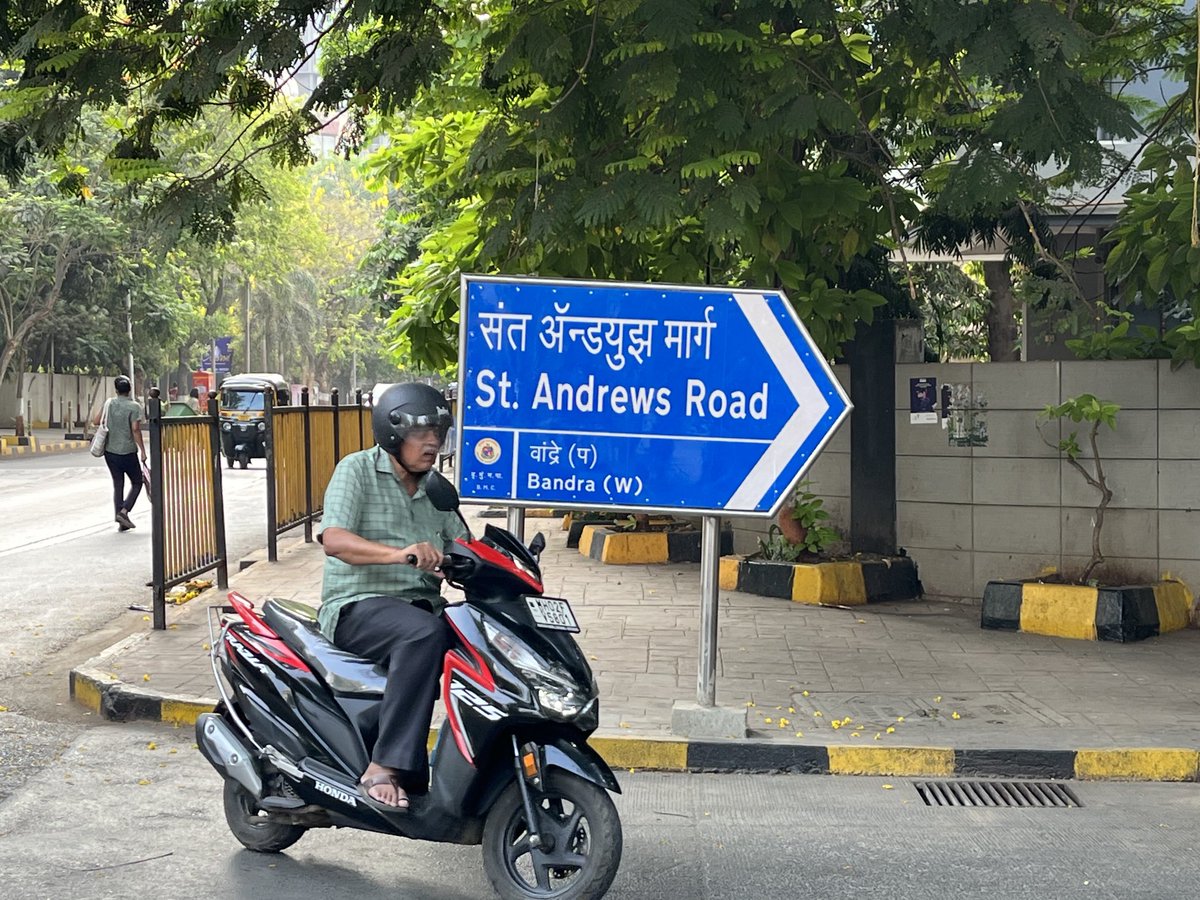 ⁦@mybmcWardHW⁩ This new board endangers the lives of pedestrians. It hinders sight and movement at the point at which people cross. Please remember that the city must privilege pedestrians over vehicles.