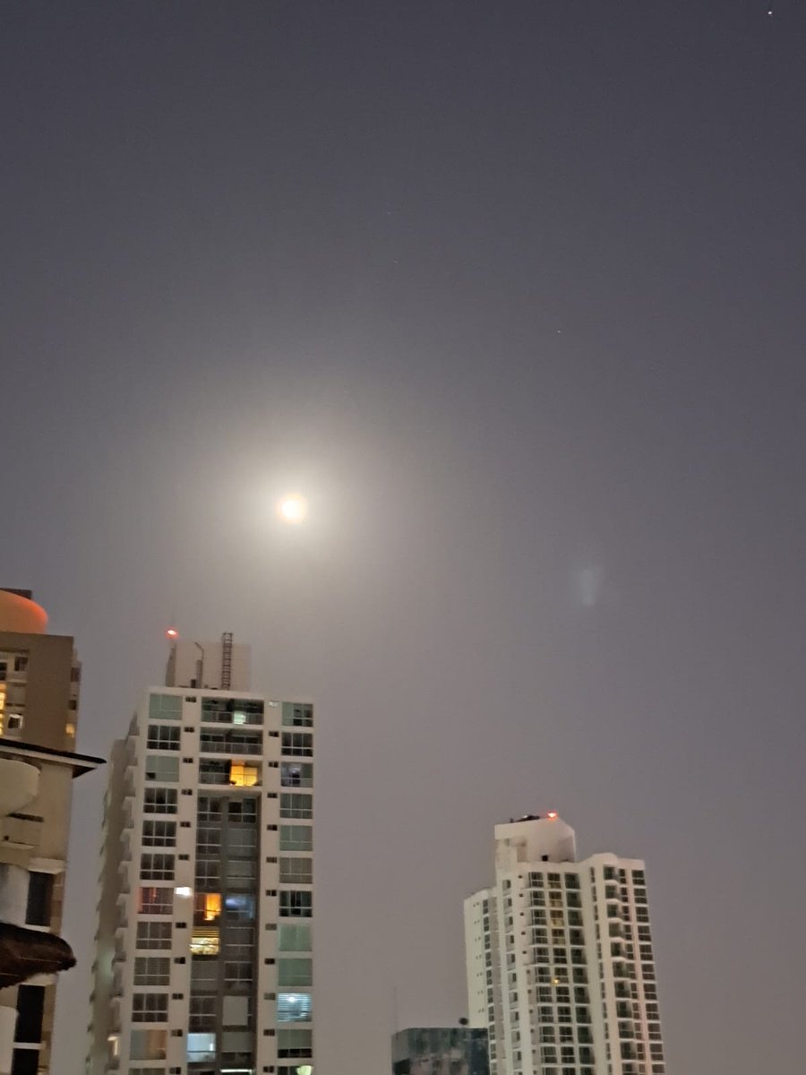 Con la misma energía del amanecer, se cierra un día más en #LegalWalk 🇵🇦⚖️
Me quedó con el mensaje del día, De Elon Musk, agradezco mi círculo de amigos 🥰🫶Gracias Dios, gracias Universo por ellos y por todo🫶
La luna esta preciosa 🌕🌝
Bonita noche 🫶💫