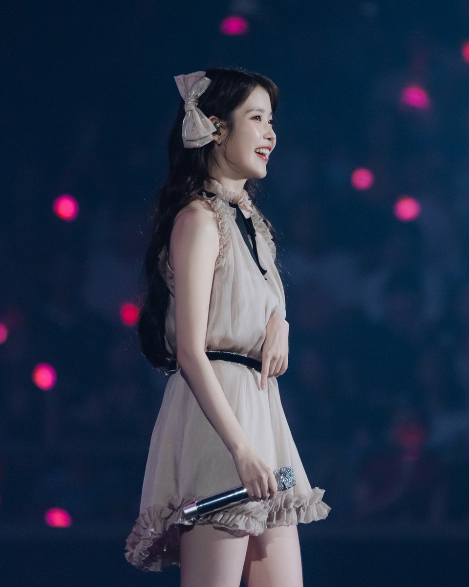 아이유(IU)
Photo by @edam Entertainment. Seeing this sunny smile is like seeing spring come.