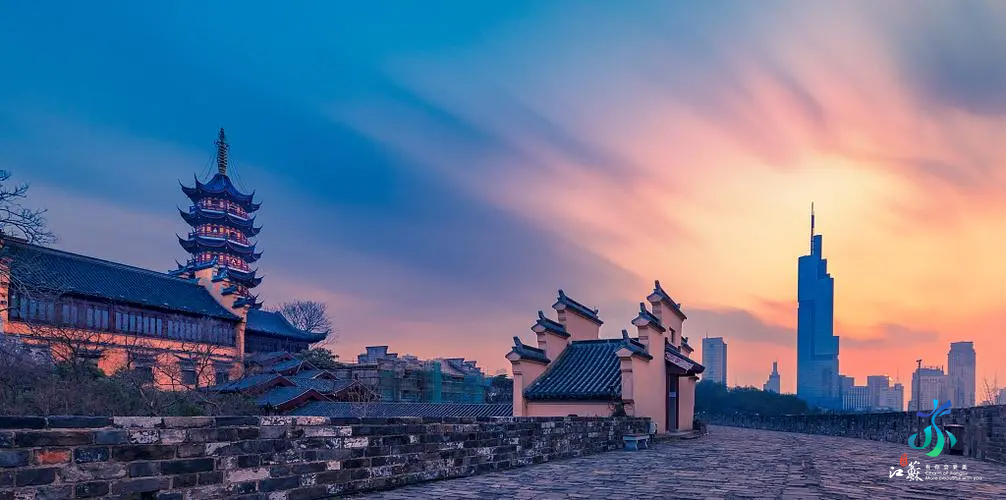 Celebrating #WorldBookDay with Nanjing, a City of Literature listed by UNESCO! From the picturesque gardens that inspired stories in Dream of Red Mansions to the Qinhuai River that nurtured numerous enchanting poems, discover traces of literature around every corner in Nanjing!