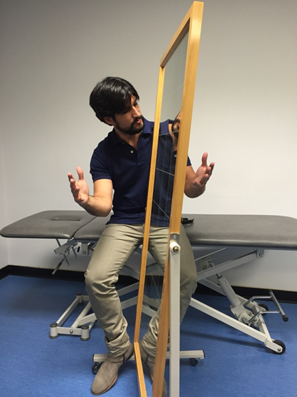 TERAPIA DE ESPEJO 🪞✋🏻

Desde el marco teórico del cerebro bayesiano, esta intervención podría interpretarse como una forma de manipular las expectativas sensoriales del cerebro. 

¡Veamos qué nos dice la evidencia!