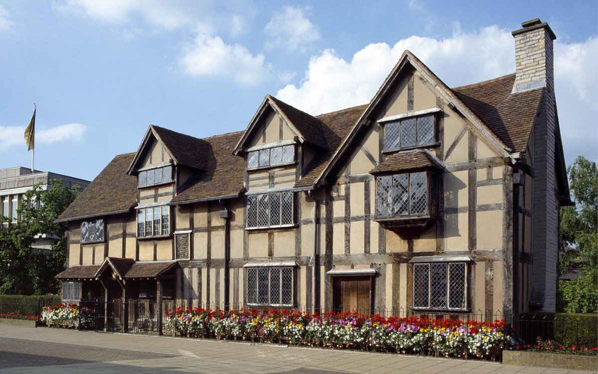 William Shakespeare is believed to have been born here #OnThisDay in 1564 in Stratford-upon-Avon. By the 1840s, it was split into a pub, a butcher’s and a tenement and had severely decayed. Using an early drawing from 1769, it was extensively restored by the Birthplace Trust.