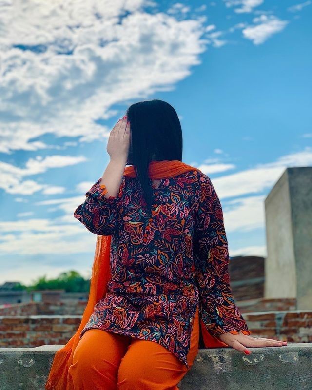 سلیقہ جن کو سیکھایا تھا ہم نے چلنے کا
وہ لوگ آج ہمیں دائیں بائیں کرنے لگے