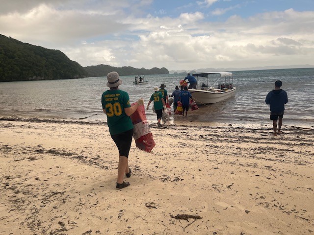 4月22日、当館館員がオーストラリア大使館主催アースデイ記念ビーチ清掃活動に参加しました。ロックアイランドのガーブロバン島にて皆で30袋以上ものゴミを集めました！きれいなビーチは気持ちがいいです。