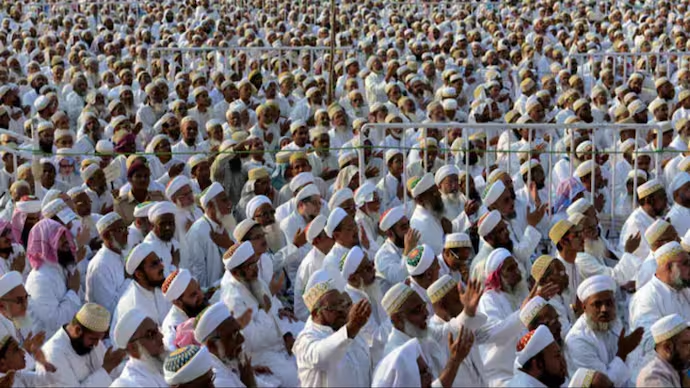 IndiaToday's tweet image. High Court to deliver verdict on landmark Dawoodi Bohra succession case today

After a decade-long legal battle, the Bombay High Court will deliver its verdict on the Syedna succession case within the Dawoodi Bohra community.

#HighCourt #bombayhc | @journovidya