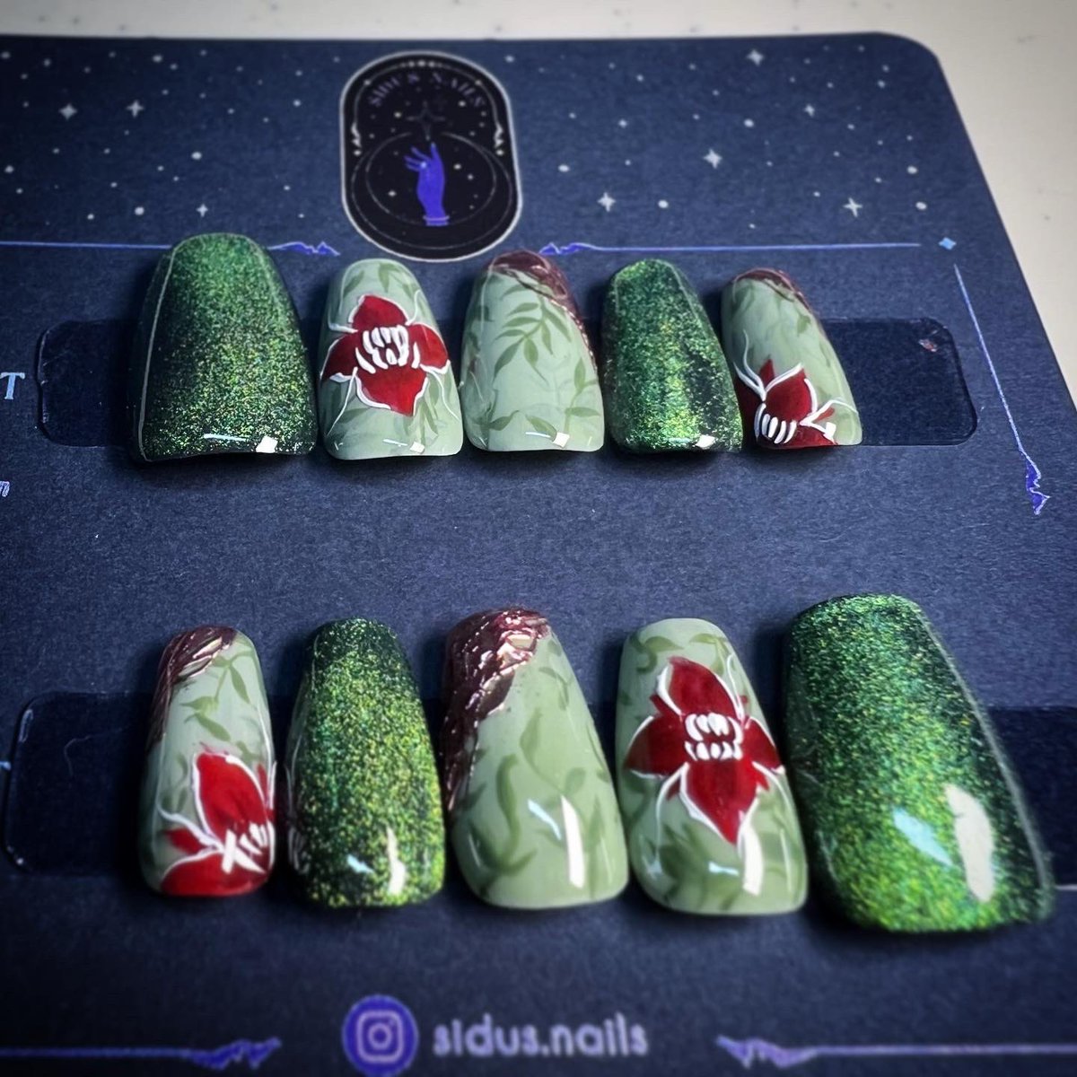 SidusNails's tweet photo. A commission for a set of Poison Ivy inspired nails~ 🌿🌺
.
.
.
#naildesign #nails #nailart #pressonnails https://t.co/NHbDSBZ469