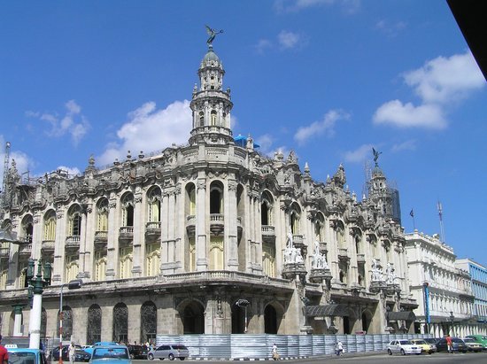 Se inaugura en 1915 el  Gran Teatro de La Habana, hoy Teatro Alicia Alonso. Construído como Centro Gallego de La Habana, impresiona por su majestuosa arquitectura y es un ícono de la capital de todos los cubanos.
#ArteEsVida
