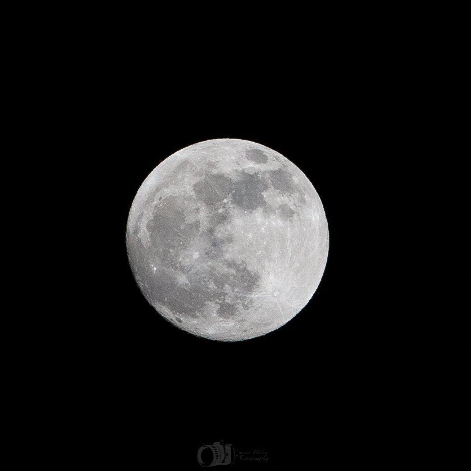 Snapped tonight's Full Pink Moon over #Braintree thanks to a cloudless clear sky overhead.