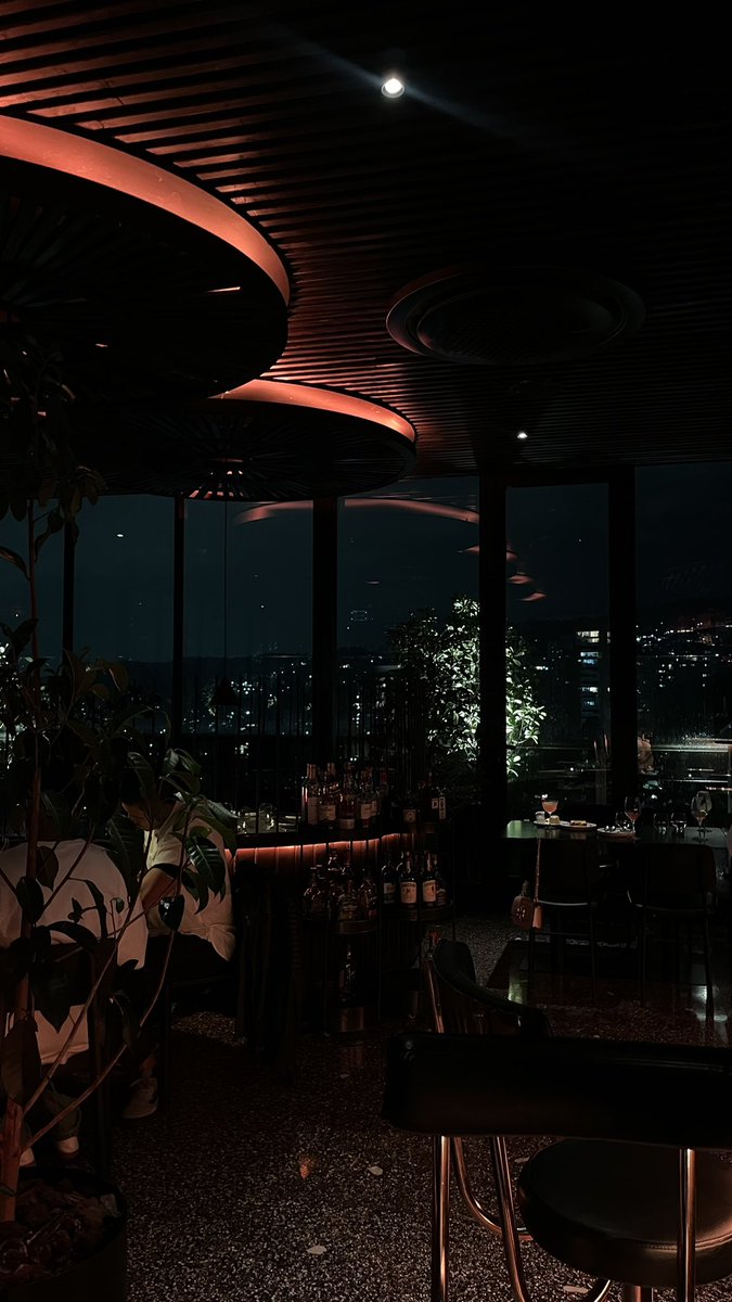 ariana_angelli's tweet photo. Las noches en medallo <3 https://t.co/0PhJh9NUSk