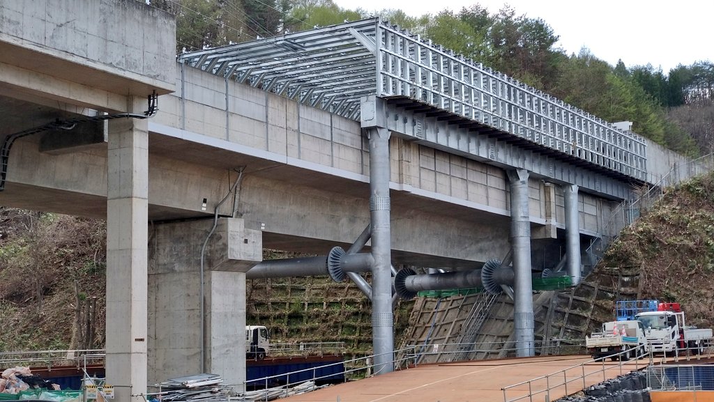 盛岡以北320km/h化の緩衝工工事 IGR御堂駅近く 太っとい支柱だなぁ…