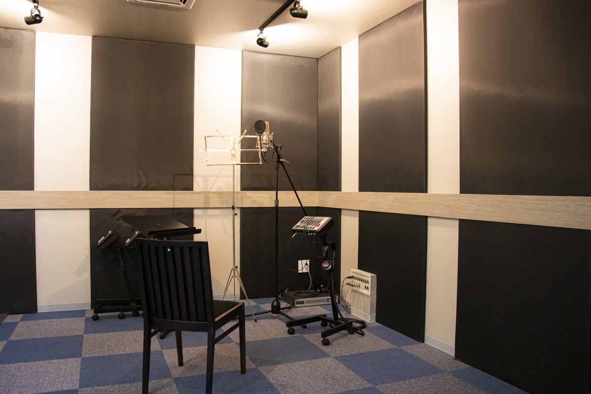 Azigstudio's tweet photo. レコーディング、トラックダウン、編集作業にて稼働をしている、コントロールルーム(12帖)とボーカルブース(12帖)です。スタジオ使用料は¥8,000/1h、エンジニア料は別途¥10,000〜¥20,000/1hにてご利用いただけます。因みにエンジニアは現時点では私、大藪のみの選択肢となっております…。悪しからず。 https://t.co/dZF3ZKbFf7