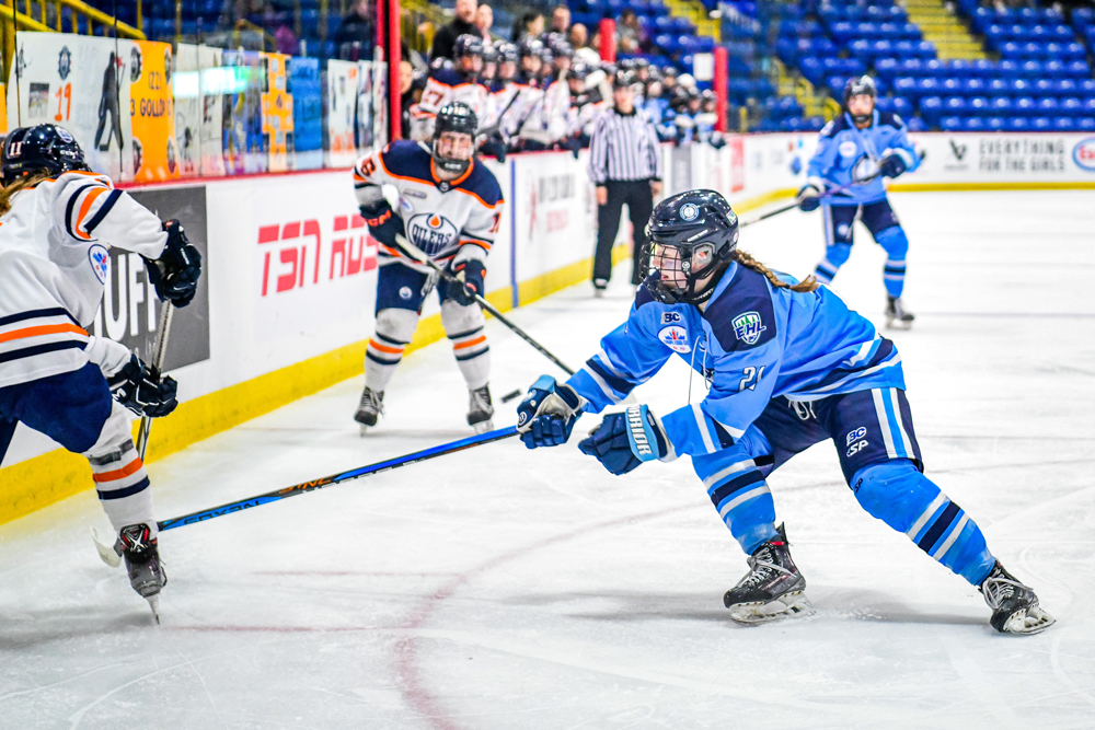 AFTER 2 | The @TOLakers_aaa get goals from Hannah Robertson and Lily Roberts to lead the @jroilerswhite 3-1. APRÈS 40 MIN | Les @TOLakers_aaa prennent les devants 3-1 contre les @jroilerswhite grâce aux buts de Robertson et Roberts. #EssoCup | #CoupeEsso | @ImperialOil