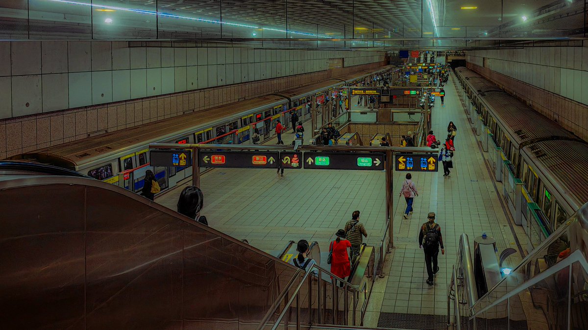 one thing about me: i love liminal spaces. i think train stations are the most liminal space of all.

#CapturedOnHuawei #lightroomcc