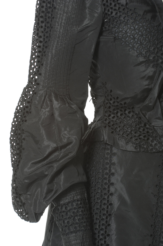 France.

Dress, 1900.

Silk taffeta, broderie anglaise.
Waist 57 cm
Length c.150 cm

©️ @madparisfr 
#FashionHistory