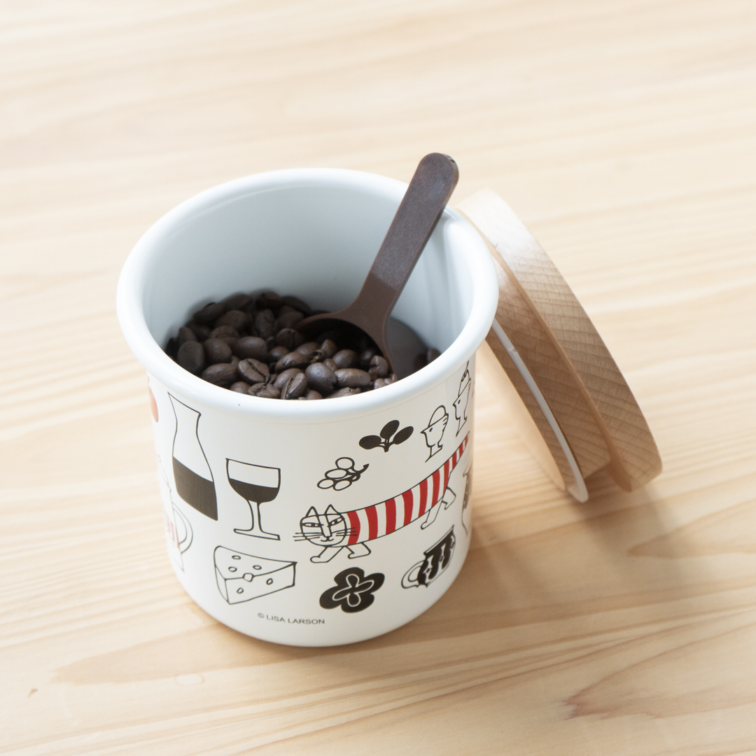 【琺瑯マグカップ（マイキーキッチン）】
大人気のマイキーキッチン柄が、琺瑯（ほうろう）製のマグカップになりました！琺瑯は保温性にも優れているので、ピクニックやキャンプなどのアウトドアにも役立ってくれる優れ物。スープやカフェオレなどにぴったりの、容量380ml。

shop.tonkachi.co.jp/products/ls1490