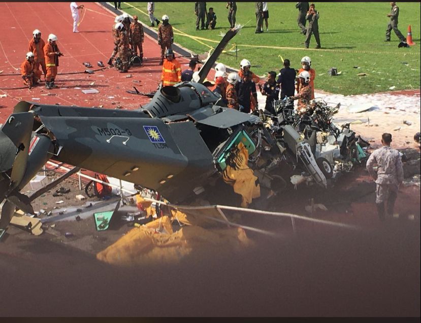 Marchfoward's tweet photo. TERKINI 

Helikopter AW139  disahkan terhempas di Tangga Stadium TLDM Lumut dan Helikopter Fennec terhempas di Kompleks Sukan TLDM Lumut https://t.co/qcfIHvqXQN