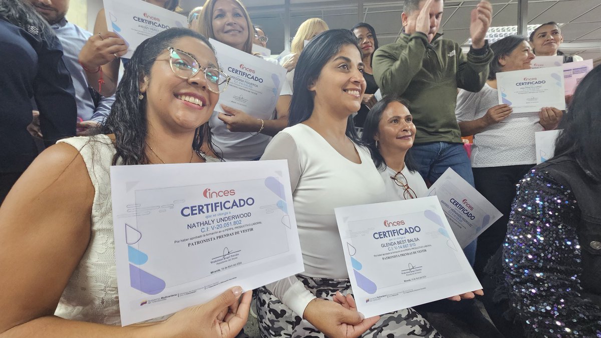 Entregamos certificados a uno de los primeros grupos de mujeres que iniciaron el 8 de enero formaciones del vértice 2 de la @mvenezuelamujer. 
¡Ejemplo de perseverancia!
#BloqueaElBloqueo
