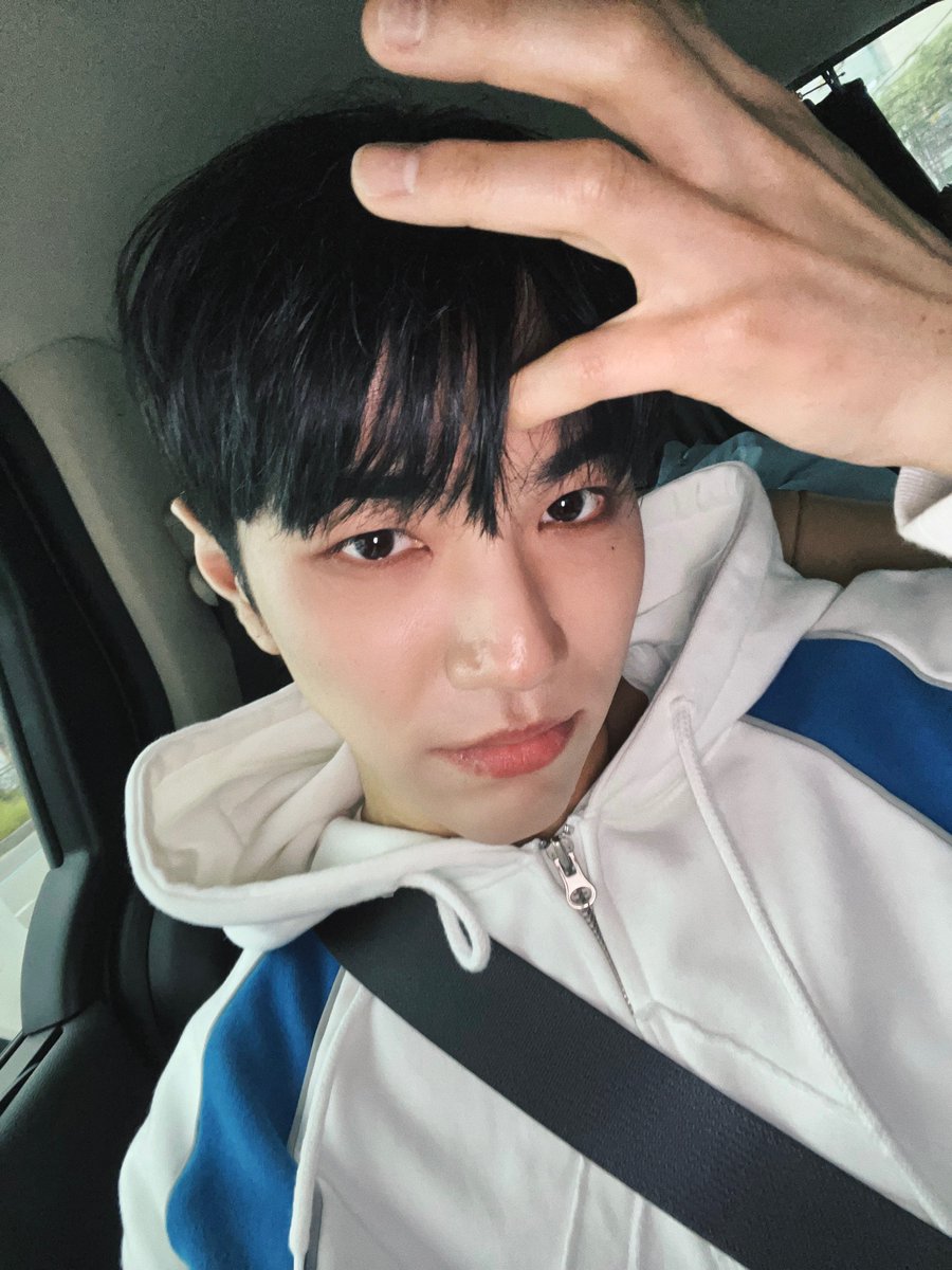 VannerOfficial's tweet photo. [#태환]

팬사인회는 끝이 났고
이제 삐삐들이 좋아하는
콘서트 볼 차례!👀

준비 잘 하고 있어요?😆

#VANNER #배너 #TAEHWAN https://t.co/BhDDZSVitk