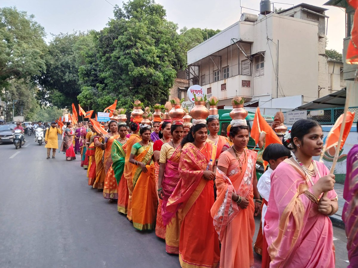 1/4 🚩A momentous occasion as we mark 25 years of Sanatan Sanstha! Over 9,000 Hindus congregated in Pune to honor our rich heritage and defend Sanatan Dharma's integrity. From Suvasinis in elegant sarees to spirited Sadhaks and inspiring activists, the event radiated unity and
