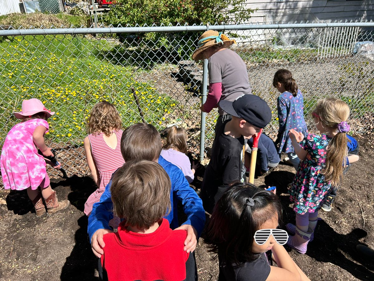 MrsMacMillan75's tweet photo. Earth day 🌎 Planting and rock painting at the community garden ☀️ 🌱 #Deroche #MPSD #SD75 https://t.co/jDq7bsZUyp