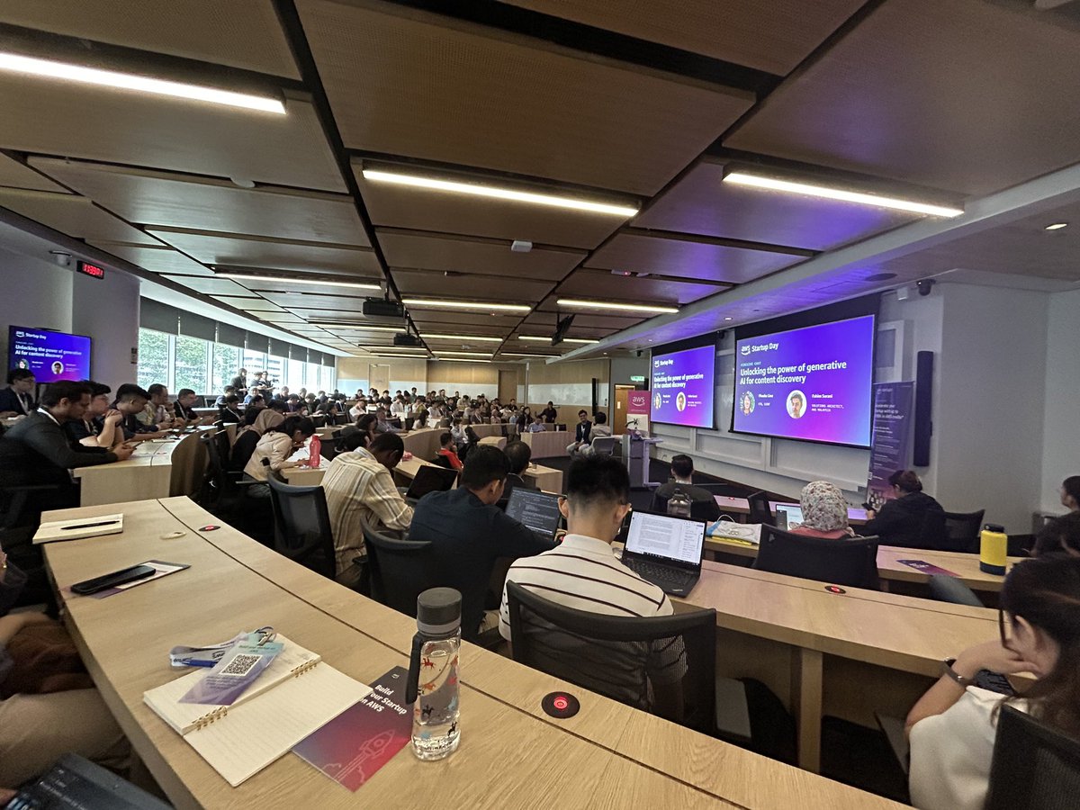 azrulrhm's tweet image. Back to school. #awsstartupday