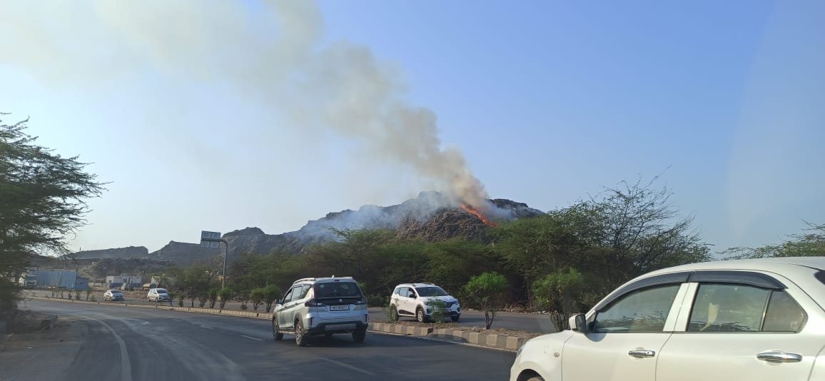 Bandhawari Garbage Dump, if you can't manage it, burn it- Motto of @MunCorpGurugram @ecogreenwte
@narharibanger @nishantyadavIAS @NDRFHQ  
 @cmohry #keepitclean #savetheearth #GreenLiving #cleancity #GreenInitiative #communitycleanup #EcoFriendlyCleaning #environmentallyfriendly