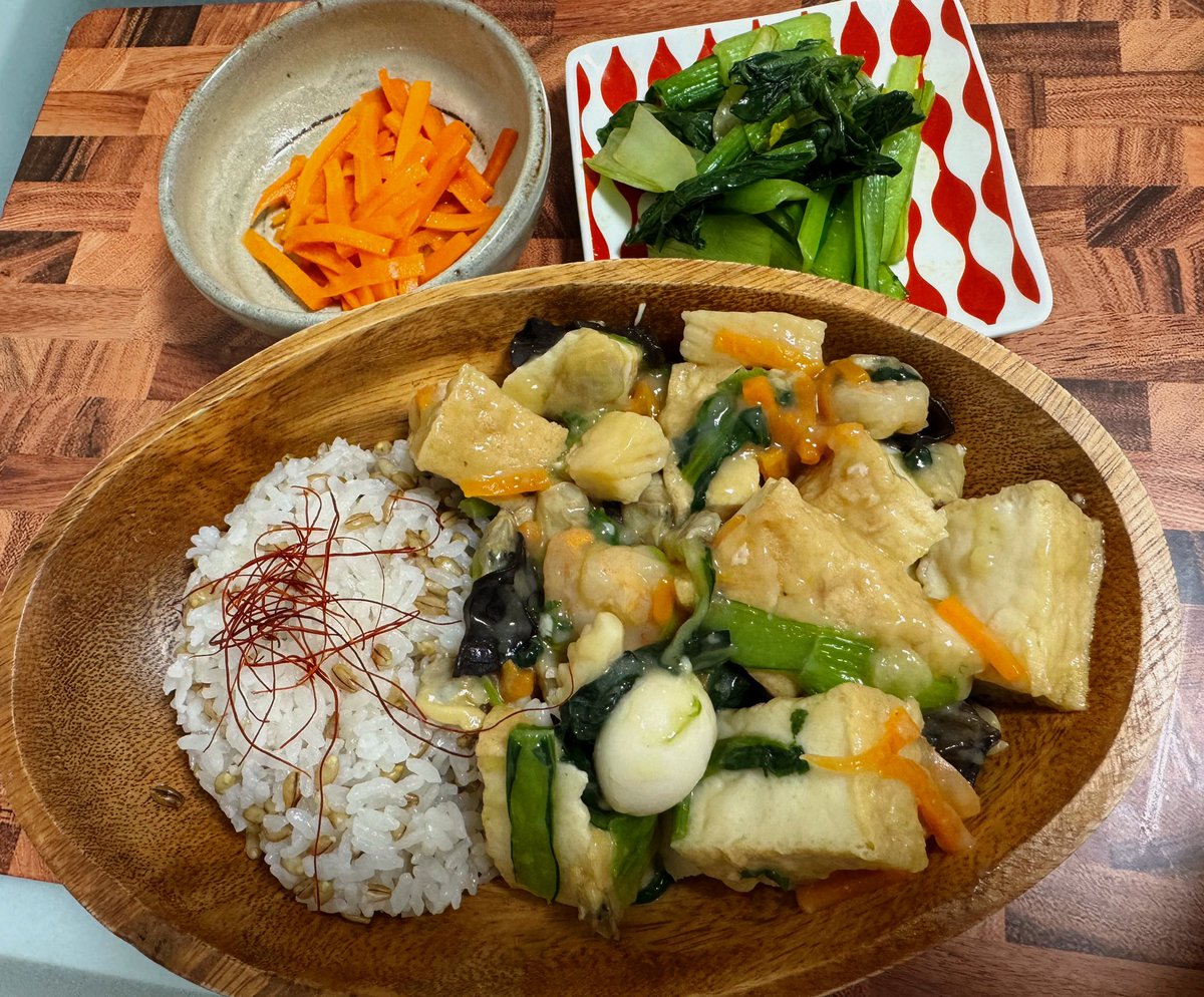 🍚スーパー大麦入り 🦑たっぷり海鮮旨塩あんかけ 🥬小松菜のラー油和え 🥕人参の塩バター蒸し 残りもの+余ってた野菜で副菜を追加🧑‍🍳