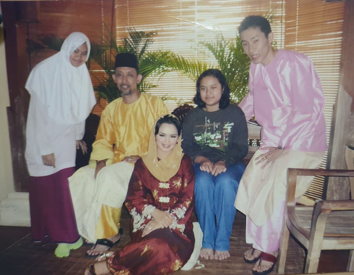 Memori #photoshoot #cover celebriti berhariraya.

Cuba teka siapa gerangan mereka?

#harirayaaidilfitri 
#YangDuluDulu