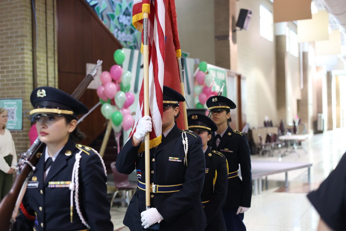 HOOAH! Tonight our cadets presented the colors and served drinks at the @VBSDPointers Top 40 Ceremony. 

#OneTeamOneFight #VBHSJROTC #PointerBattalion #PointerNation