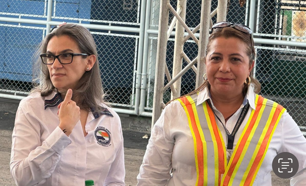 vicentatecuenta's tweet photo. Marilyn llevó su cincho @Ferragamo para marcar distancia, ella quiso dejar claro, desde el primer día que no es igual a la gente del puerto.

Marilyn es de clase social alta -ishe- no es proletaria, no es sindicalista. Chish -ishe- pero entró por @msemillagt

Los trabajadores portuarios llevan un cinturón de trabajo, sin marca italiana, ni exorbitante precio.

Marilyn Renata de puertos sabe CERO, NADA, que OSO, pero @wovalle07 la impuso para hacer negocios sucios.

Marilyn repite un discurso como lorito 🦜🦜🦜porque de buques y de fondeo solo ha jugado con barquitos de papel. 🚢🚢🚢 vio la película "Titanic" dos veces y ya con eso cree que sabe de embarcaciones.

Marilyn es como @diegoedeleon un fracaso anunciado.

Los trabajadores portuarios han visto a decenas de Marilyns llegar con hambre de negocios y ambición de poder.

La Marilyn se apagará junto a la primavera y se irá sin aprender que al recinto portuario se llega con botas de punta de acero, no se llega con Tenis ADIDAS ni con cincho Ferragamo

¡Ya no más Marilyns¡

¡Aceptar un cargo sin estar preparada también es corrupción¡
🧵2/2