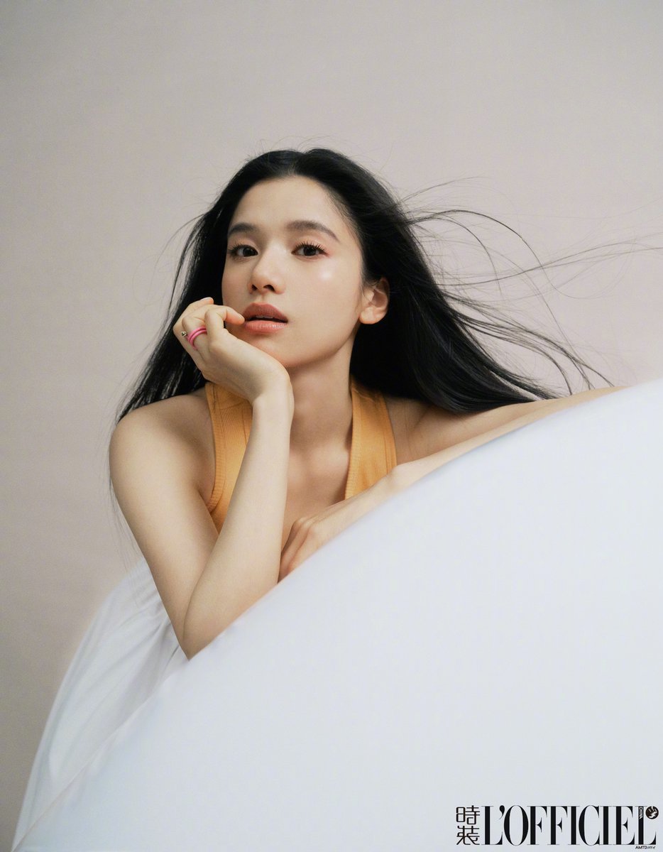 #ZhangJingyi takes the cover of L’Officiel China Full spread - weibo.com/1232221900/502…