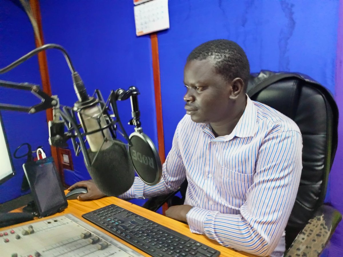 Sha4692Lamwaka's tweet photo. Lwongo Me Kudiko |6-9am
Get tuned with early morning show with #Palaring,#Shasha for latest News updates through wiye wiye, weather updates, wake up calls and community billboard (Mrs.Jane Francesca Okili)office of RCC Gulu city
#LwongoMeKudiko
#LetsGoGreen
#PeaceOfChristForAll https://t.co/5ZqYNk6YEQ