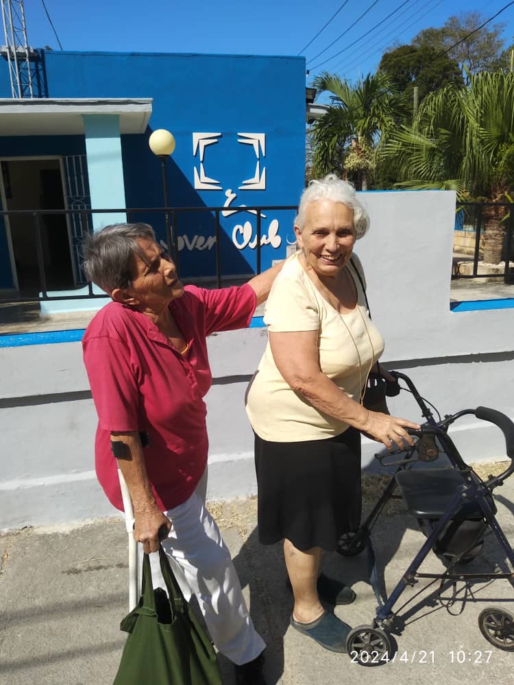 En #JovenClubPlaza VI se prioriza la atención informática a personas discapacitadas de la comunidad del barrio 'El Fanguito'. La sonrisa demuestran el trato recibido en nuestra instalación.
#SigamosTrabajandoJuntos 
#PorUnaSociedadDigital