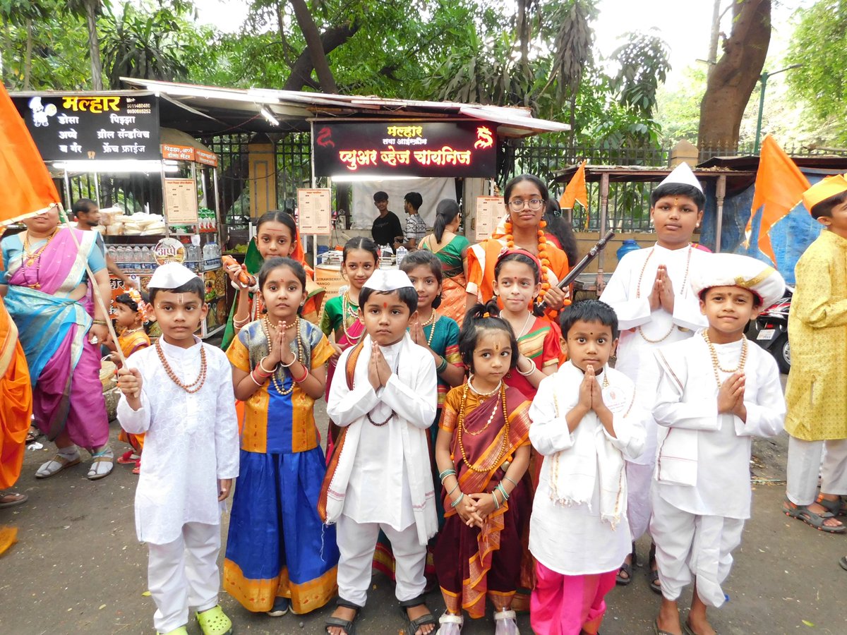 4/4

Tiny tots at the 'Sanatan Gaurav Dindi' embracing our vibrant cultural heritage with pride, pledging to uphold its legacy! 🌟#SanatanSanstha_25years