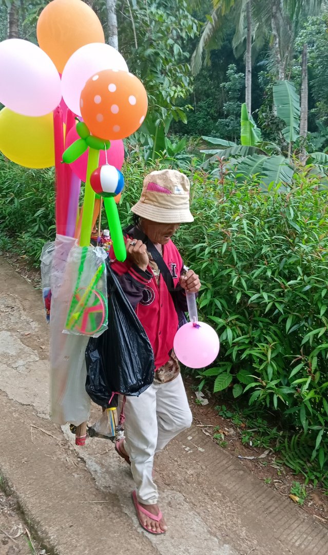 Tegteggumilar's tweet photo. Dalam sehari belum tentu bisa makan, kisah
pilu kali ini datang dari cerita hidup Abah Nono
penjual balon mainan.

Hanya untung 500-1000 rupiah dari mainan
yang beliau jual, abah Nono sering kesusahan
beli beras makan untuk keluarganya 😭 https://t.co/2cI3GcQyEX