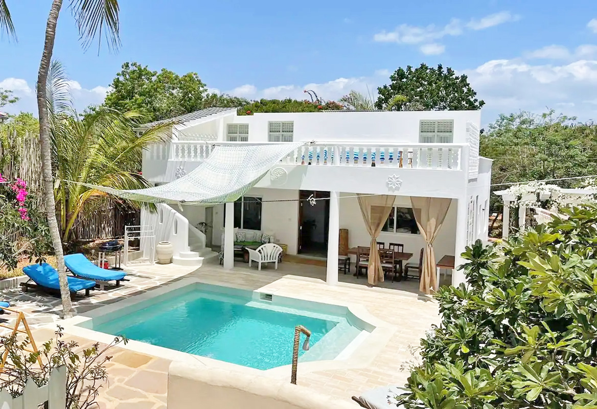DiscoverWatamu's tweet photo. Introducing Watamu Sandbar Cottage: An eco-friendly beachfront getaway with stunning ocean views, veranda, and shared plunge pool. Ideal for families or couples. Priced from $160/night for up to 4 guests. #WatamuSandbarCottage #BeachfrontBliss #VacationRental https://t.co/WTaiMdwIqC