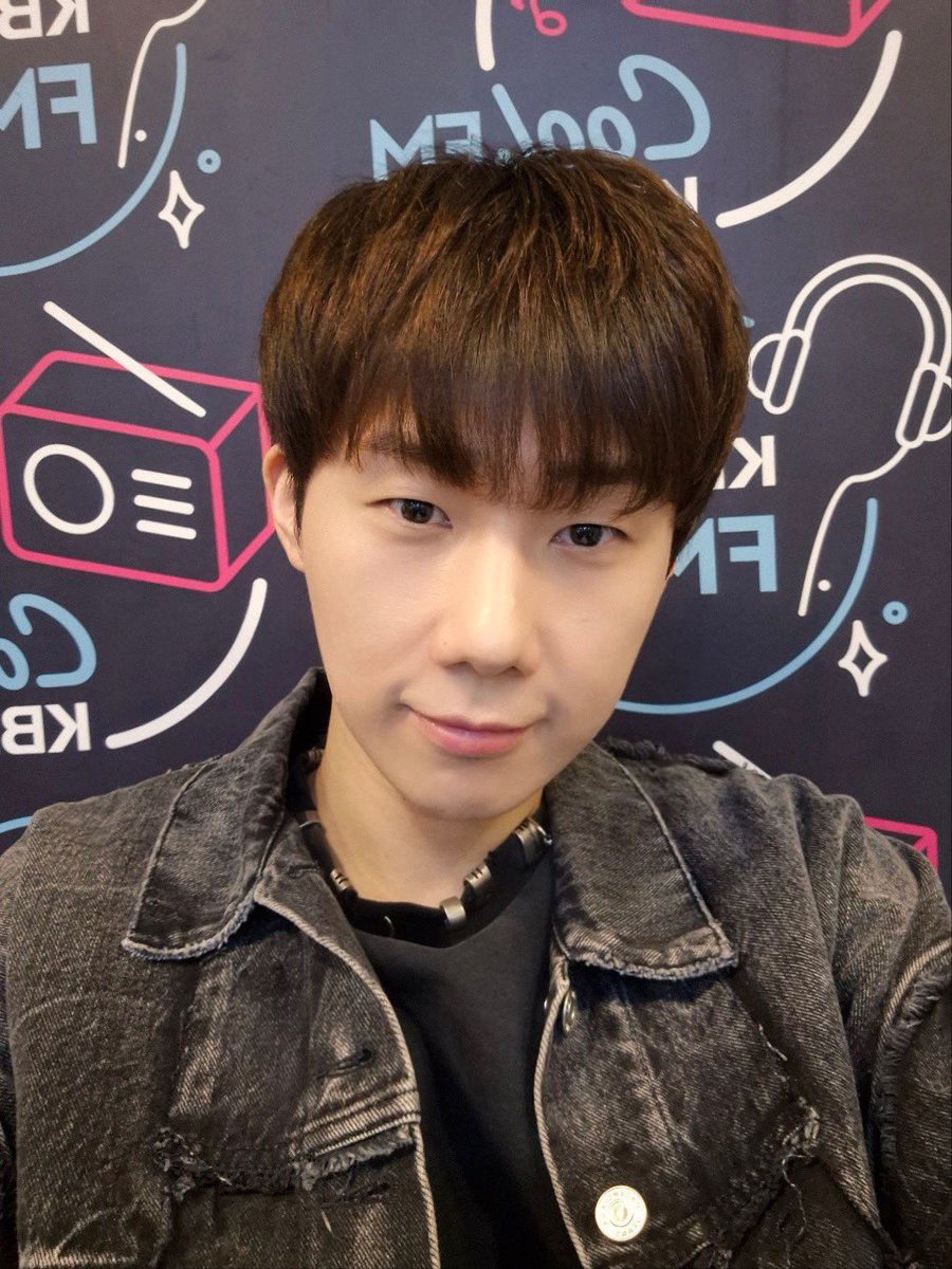 [📺] 잠시 후, 오후 1시 KBS Cool FM '이은지의 가요광장'에 성규가 출연합니다! 　 노곤한 화요일 낮에 만나는 규에반?! 모두 가요광장으로 집합!🔥❤️ 　 ✔️ 89.1MHz, KBS 라디오 KONG을 통해 청취, 시청하실 수 있습니다. 　 #KimSungKyu #김성규 #KBSCoolFM #이은지의가요광장