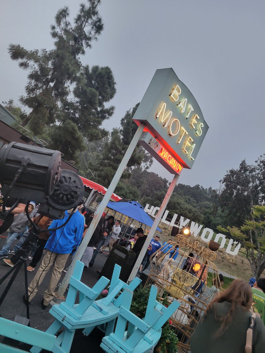 Fun times tonight at the sneak peek 60th anniversary of the #Universalstudios tram tour. Got to see the og #Batesmotel up close and personal 😁 and they brought back Earthquake!! 🥳