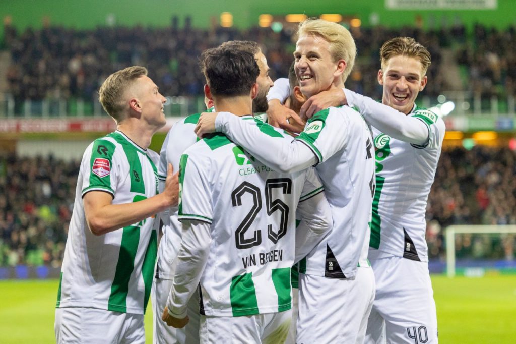 Ronald_fcg's tweet photo. Een hele makkelijke 3-0 overwinning uiteindelijk op Cambuur! Roda JC tot op een punt genaderd. De sfeer in het stadion was genieten! Op naar een hele belangrijke wedstrijd vrijdagavond in Tilburg. #GROcam #wilGRO #lowej #comeonfcg #strijdompromotie 🔥⚔️ https://t.co/kZT8zJEjJE