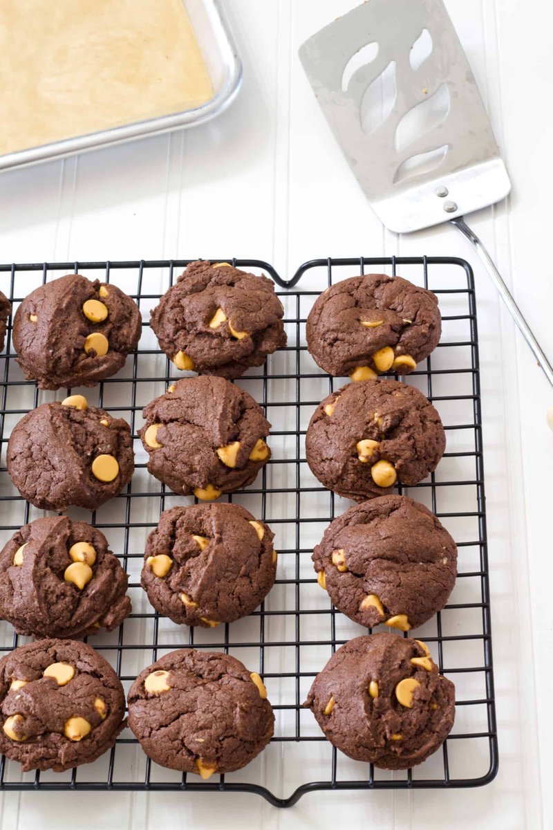 If you've got cake mix when you'd rather have cookies, you're in luck! Can't you smell the warm cookies now? The Easiest Duncan Hines Cake Mix Cookies ⇣ mindyscookingobsession.com/the-easiest-du… #baking #cookies #cakemix #recipes #desserts #sweets #bakedgoods #cake