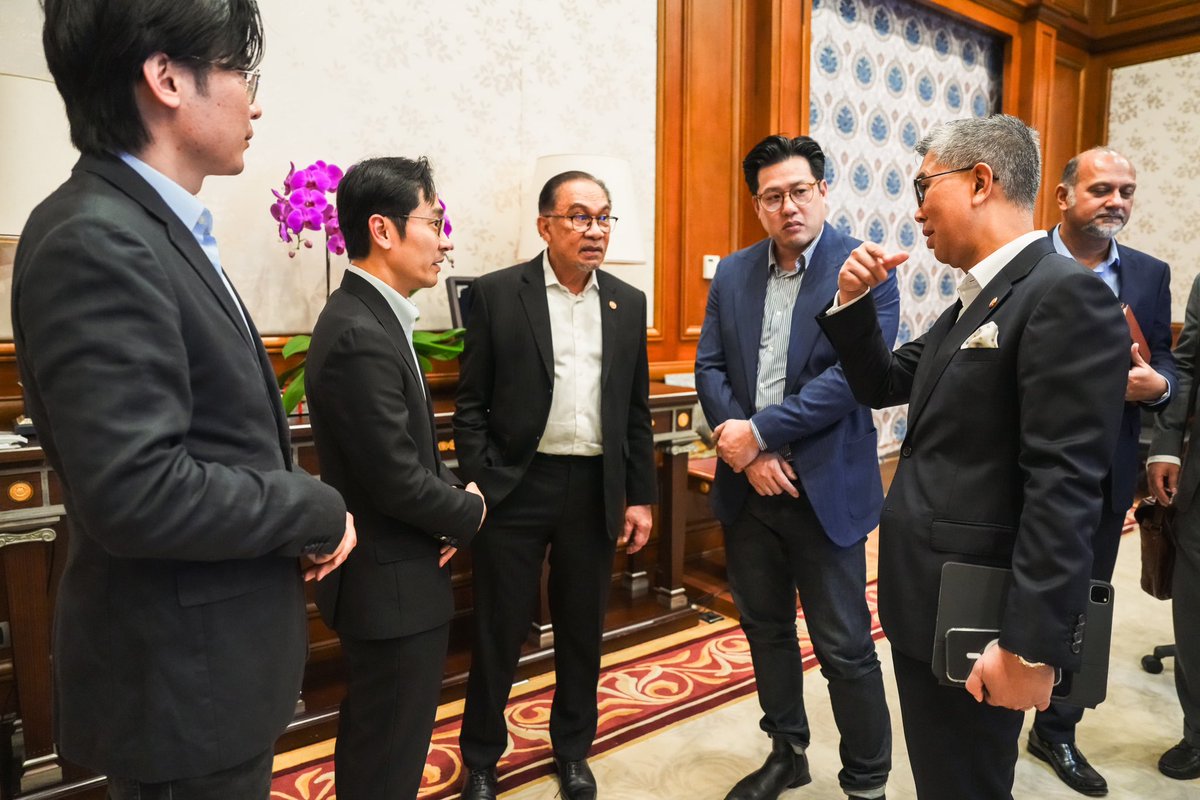 Malaysia serius dalam memajukan ekonomi digital negara. Saya telah menghadiri mesyuarat mengenai hala tuju digital Malaysia bersama YAB Perdana Menteri. Turut hadir YB Senator Dato Seri Zambry Abdul Kadir, Menteri Pendidikan Tinggi; YB Gobind Singh Deo, Menteri Digital serta YB