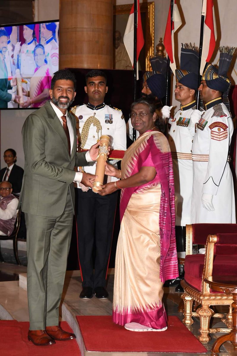 Karnataka's Pride shines bright! Tennis legend @rohanbopanna awarded the fourth highest civilian award in the Republic of India, the Padma Shri, for his outstanding contribution to sports. #PadmaShri #RohanBopanna #TennisLegend #KarnatakaPride #SportsIcon