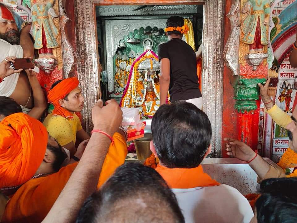 प्रबिसि नगर कीजे सब काजा हृदय राखि कौसलपुर राजा 🙏🏻 आप सभी को हनुमंत जन्मोत्सव की हार्दिक बधाई एवं शुभकामनायें 🙏🏻 राम दूत श्री हनुमान आप सभी के जीवन को सुखमय रखें, यही कामना है।