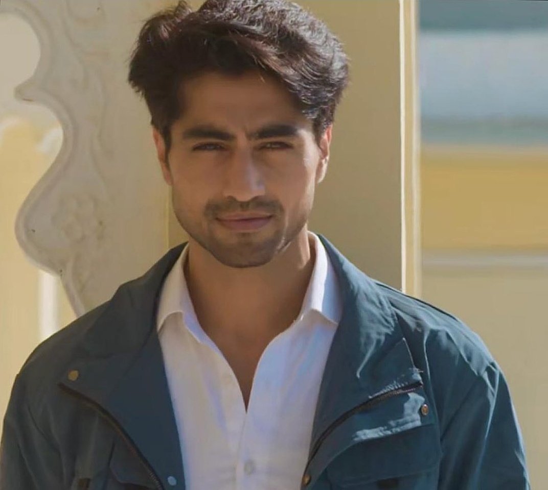 Jaan 🥰 

24 days tooooo gooooo 🥹❤️❤️ 

That sunkissed face that jawline those eyes ❣️🥵😭

How can you be so perfect 🫠💕🧿

#HarshadChopda